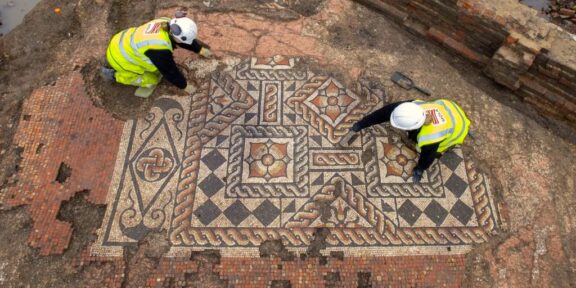 Il mosaico ritrovato nel pieno centro di Londra (foto Museum of London Archaeology)