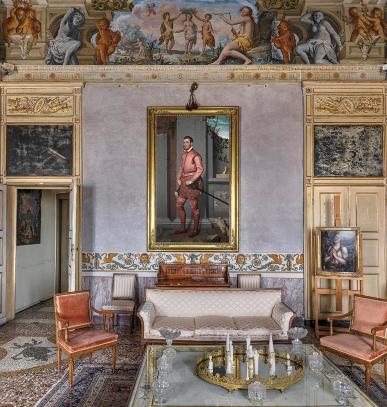 Sala dell’età dell’oro, con affreschi nel cornicione. Al centro, Giovan Battista Moroni, Ritratto di Gian Gerolamo Grumelli(Cavaliere in rosa), Crediti Massimo Listri