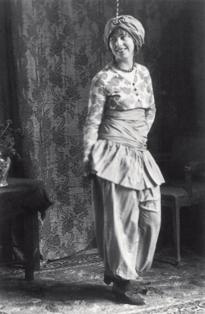 Sophie Taeuber-Arp in costume disegnato da lei, Monaco di Baviera, 1914. Foto di Eduard Wasow. Archivio Fondazione Marguerite Arp, Locarno.