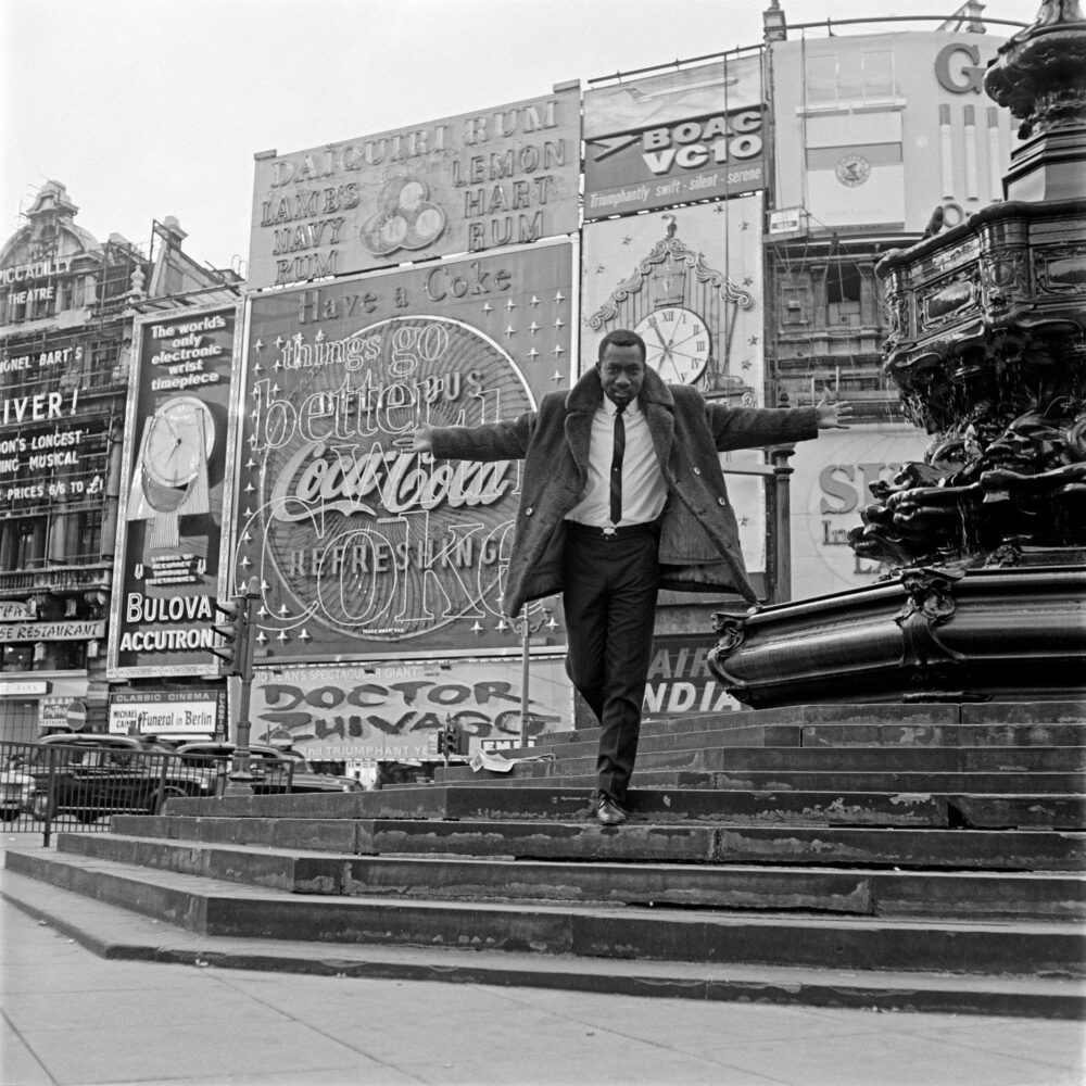 James Barnor, Mike Eghan at Piccadilly Circus, London, 1967. Stampa alla gelatina ai sali d’argento © James Barnor/Autograph ABP, London