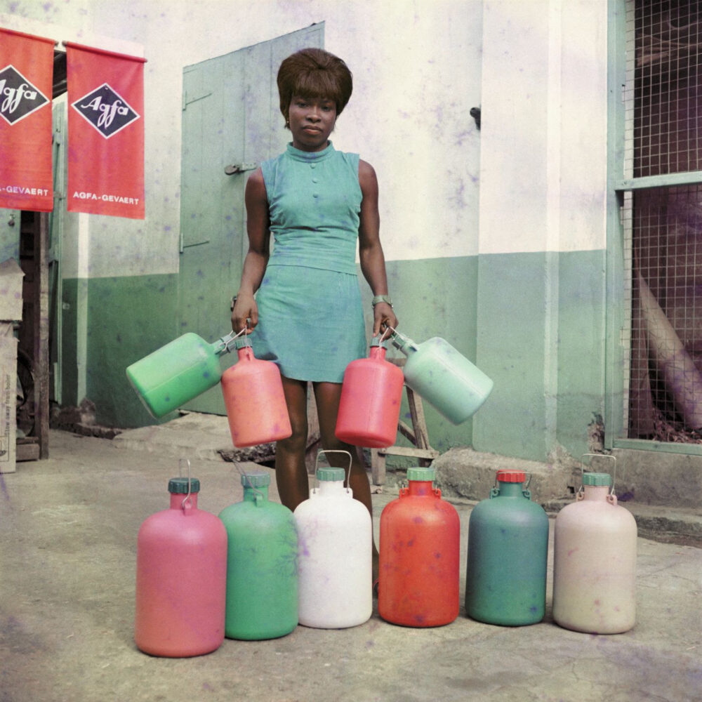 James Barnor, Sick-Hagemeyer shop assistant with bottles, taken as a colour guide, Accra, 1971. Stampa cromogenica © James Barnor/Autograph ABP, London