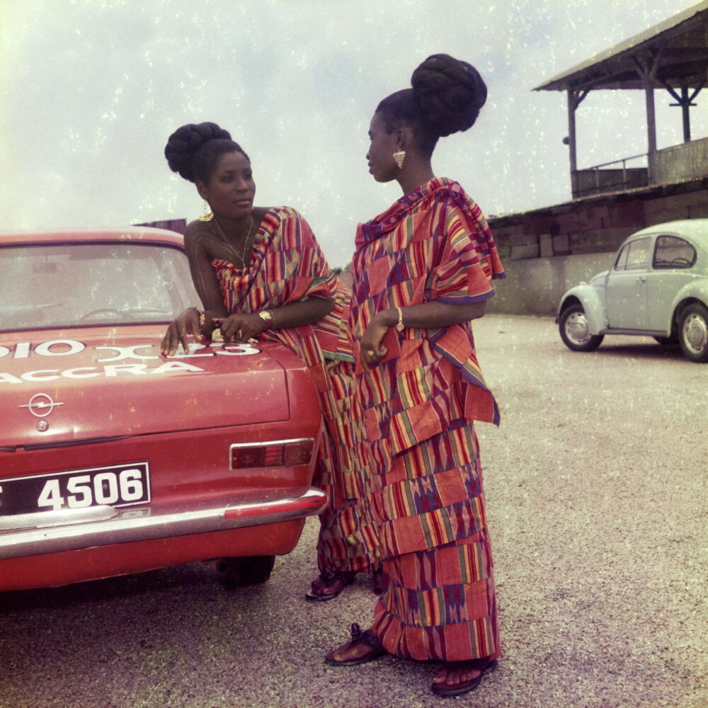 James Barnor, Two friends dressed for a church celebration with James’ car, Accra, 1970s. Stampa alla gelatina ai sali d’argento © James Barnor/Autograph ABP, London