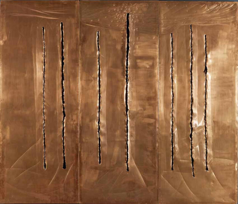 Concetto spaziale, New York 10, 1962, lacerazioni e graffiti su rame, 234 x 94 cm (ogni pannello) Milano, Fondazione Lucio Fontana. © Fondazione Lucio Fontana by SIAE 2022
