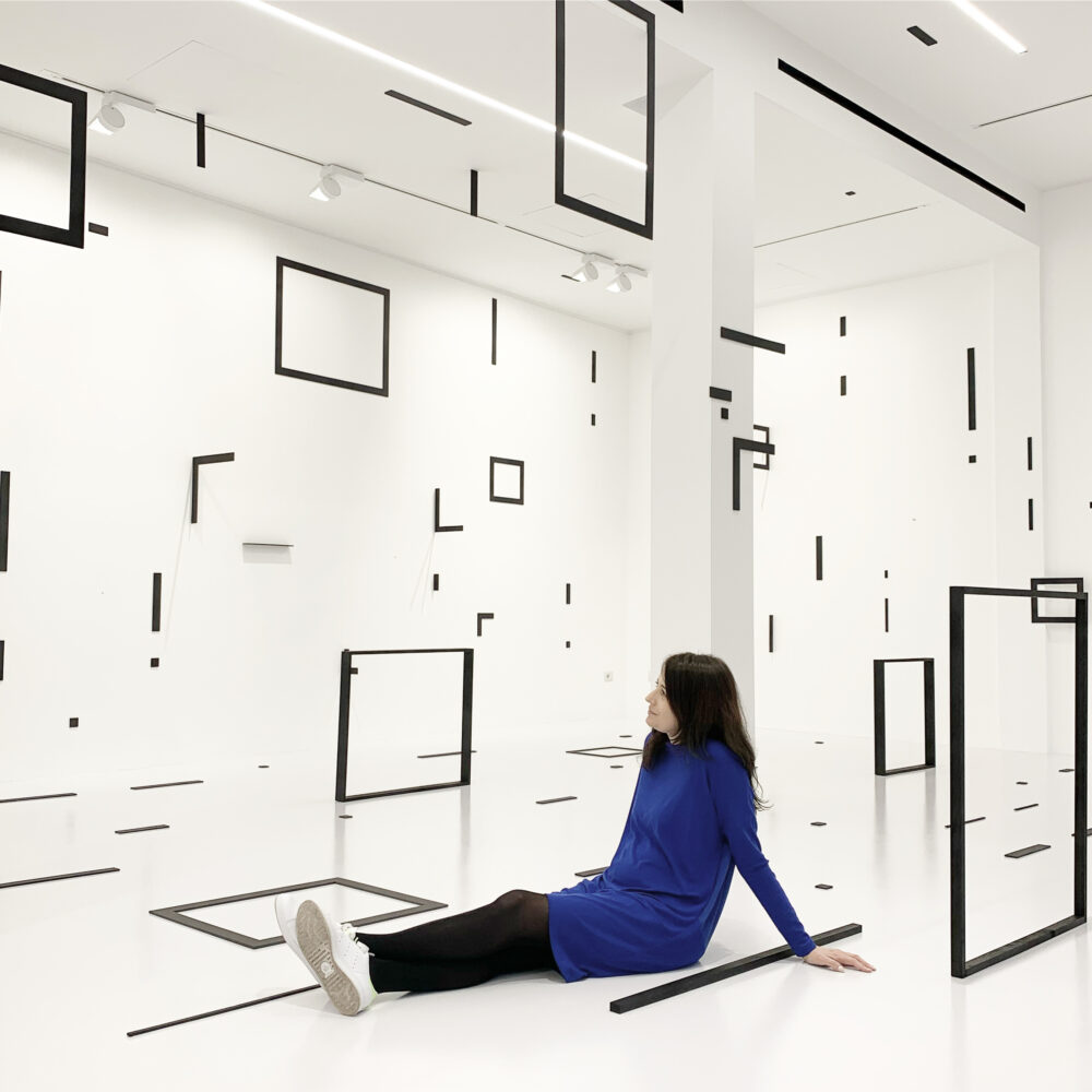 Esther Stocker all'interno dell'esposizione "Ritorno alla razionalità", Galleria 10 A.M. ART, Milano