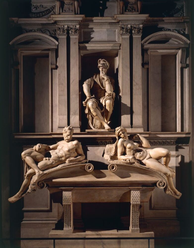 La tomba di Lorenzo de' Medici, Duca di Urbino, 1524-34, di Michelangelo Buonarroti nella Sagrestia Nuova, Capppella de' Medici, Basilica di San Lorenzo, Firenze, Italia. Courtesy of Getty Images
