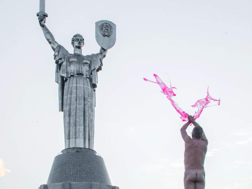 L'artista Aljoscha nudo di fronte al Monumento alla Patria a Kiev in segno di protesta contro l'incursione russa in Ucraina