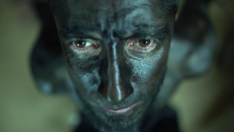 Il performer Yaser Khaseb, grondante di petrolio, dopo l'incidente a Tehran