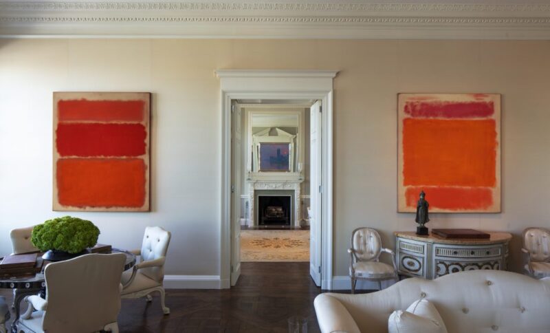 L'interno dell'appartamento di Anne Bass a New York, con le opere di Mark Rothko e Claude Monet © 2022 Visko Hatfield. Courtesy of Christie's