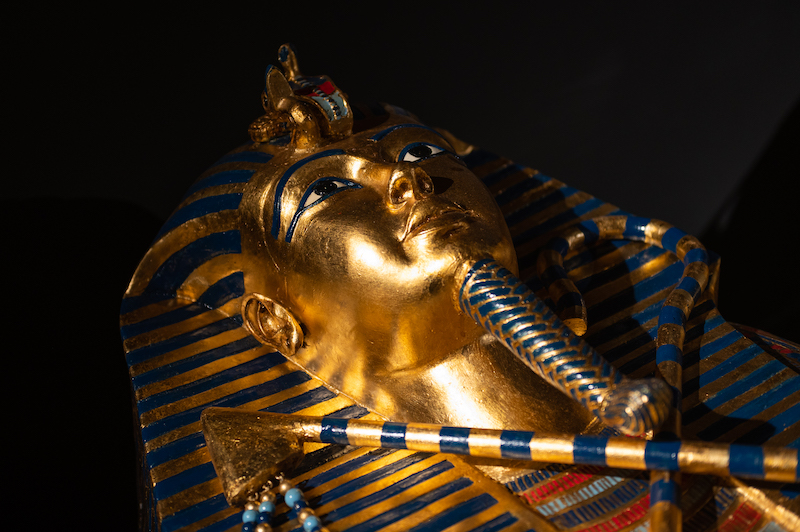 L’oro, la mummia, la maledizione. Giunge a Napoli il viaggio di Tutankhamon verso l’eternità