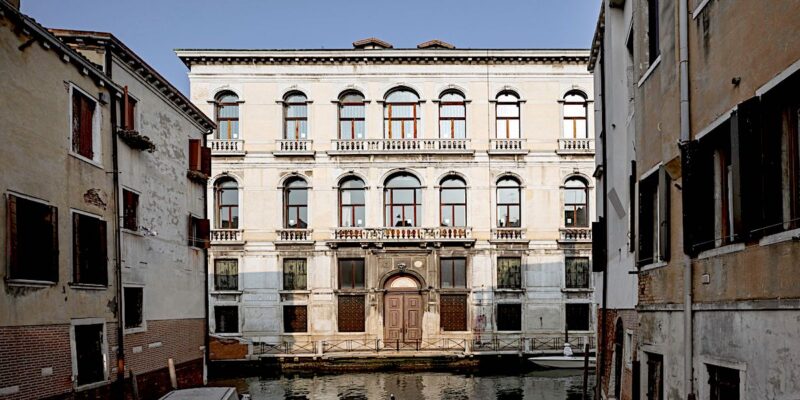La facciata di Palazzo Diedo, appena acquistato dal collezionista Nicolas Berggruen