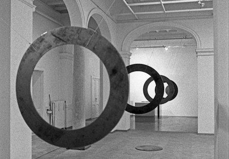 Venti metri di installazione monumentale di Robert Morris in mostra a Milano