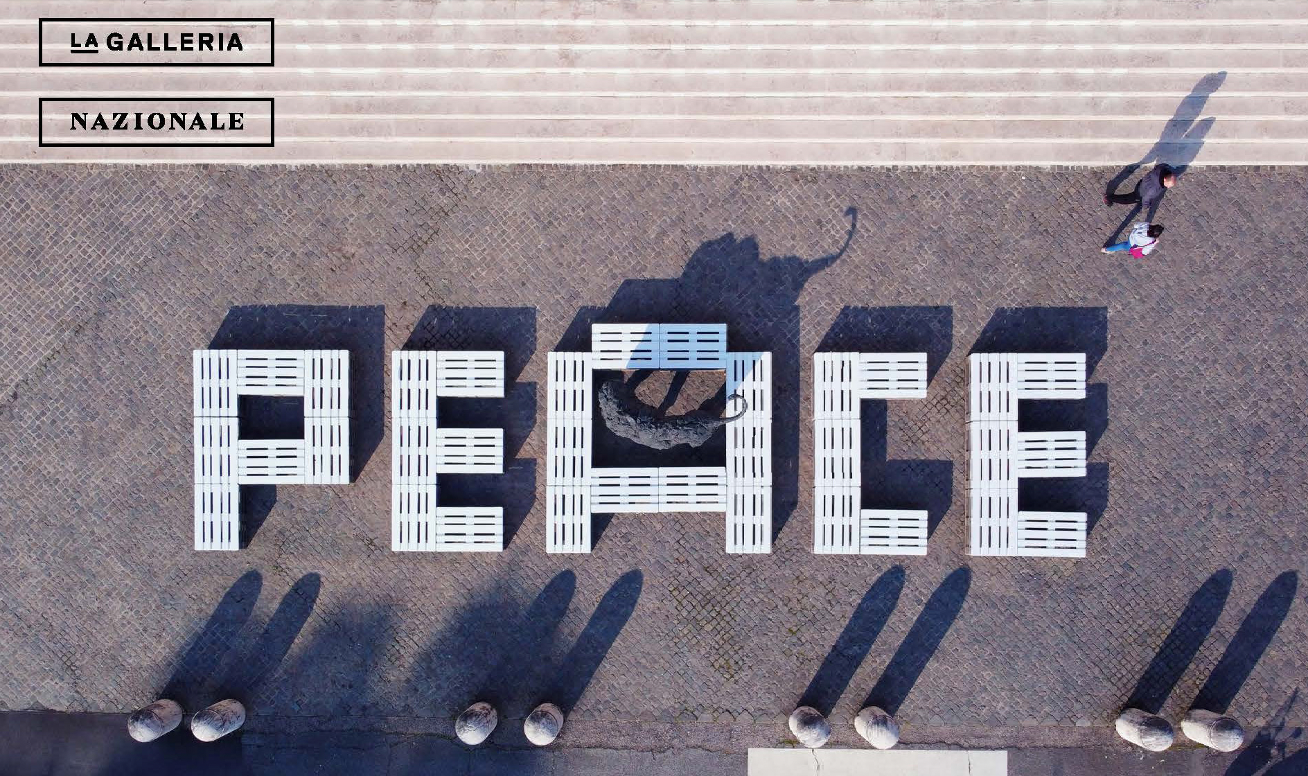 La scritta “Peace” troneggia davanti a La Galleria Nazionale