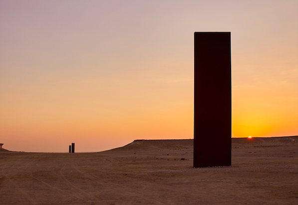 Spettacolo Qatar. Le installazioni di arte contemporanea nel deserto al tramonto