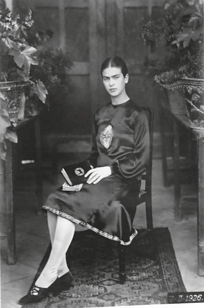 Guillermo Kahlo, Frida Kahlo diciottenne, Messico, 1926 (stampa alla gelatina d’argento, vintage)