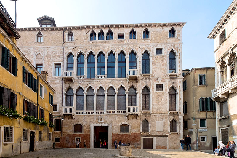 L'esterno di Palazzo Fortuny a Venezia