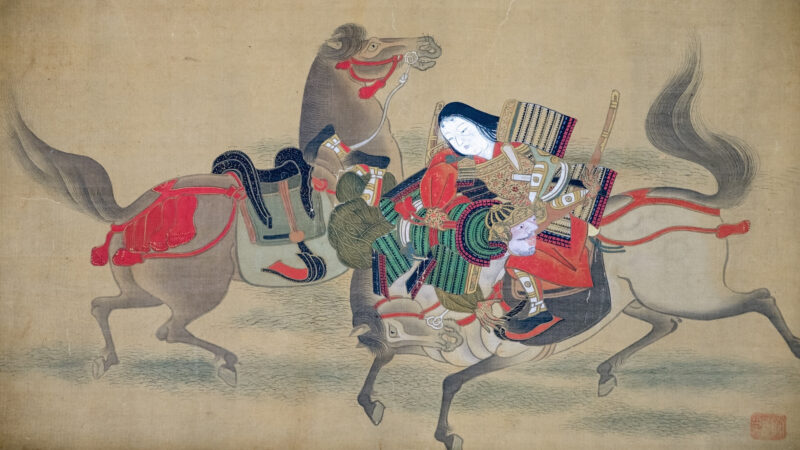 Scuola Kanō, Tomoe Gozen che disarciona un nemico, inizio XVIII sec. Kakejiku (rotolo dipinto), seta, 115,5 x 58 cm.Museo d’Arte Orientale di Venezia, inv. n. 12034/4121. Direzione regionale Musei Veneto, su concessione del Ministero della Cultura