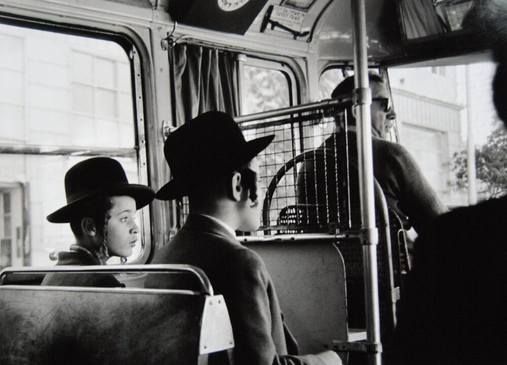 Lisetta Carmi, Gerusalemme, due giovani ebrei ortodossi in autobus, 1962-63 © Lisetta Carmi-Martini_Ronchetti 