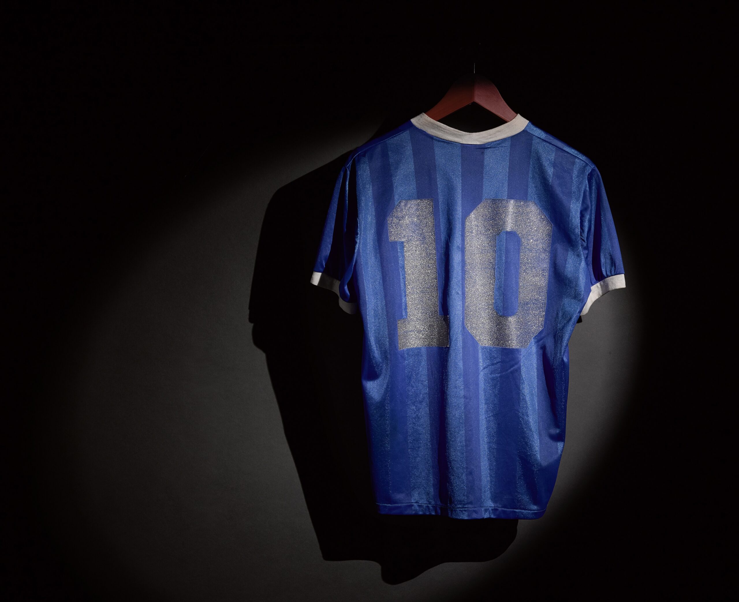 La Mano di Dio, il martello di Sotheby’s: all’asta la maglia con cui Maradona batté l’Inghilterra