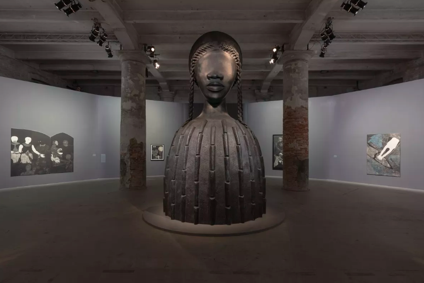 L'opera con cui Simone Leigh apre la mostra dell'Arsenale. Photo by Roberto Marossi. Courtesy of La Biennale di Venezia