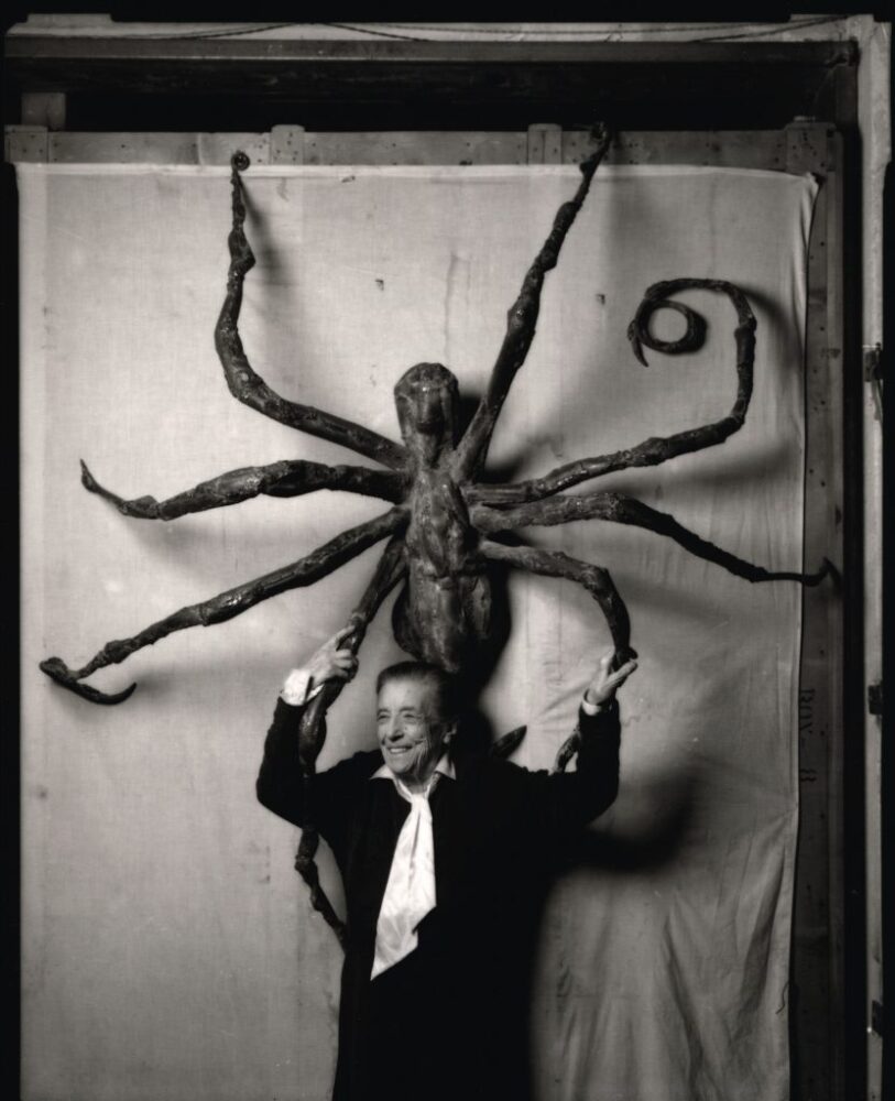 Louise Bourgeois con Spider IV, 1996_Photo - Peter Bellamy, Artwork © 2022 The Easton Foundation, Licensed by VAGA at Artists Rights Society (ARS), NY
