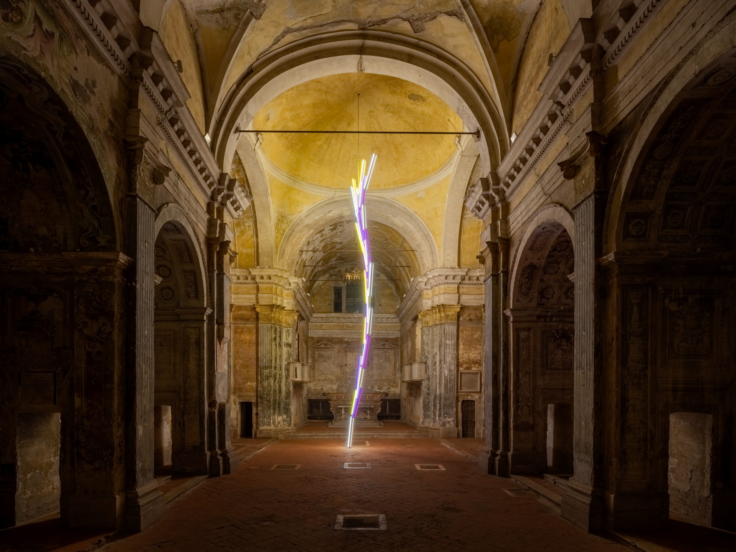 Uno spettacolare e monumentale disegno di luce illumina la chiesa di San Carlo a Cremona