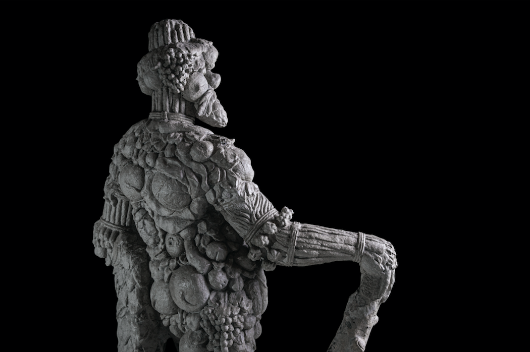 Colosso di pietra composto da frutta. Una rara scultura ispirata all’Arcimboldo in mostra a Milano