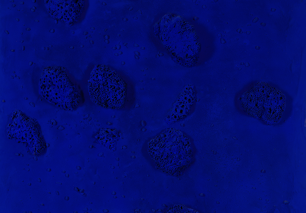 Un rilievo di spugne blu di Yves Klein all’asta da Phillips per 14-18 milioni