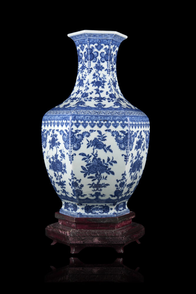 Lotto 170 Grande vaso di forma esagonale in porcellana bianca e blu decorato a motivo di melograni, floreali e nuvole stilizzate e ruy, base in legno Cina, secolo XVIII/XIX (h. 64 cm.) Valutazione: € 8.000 - 12.000