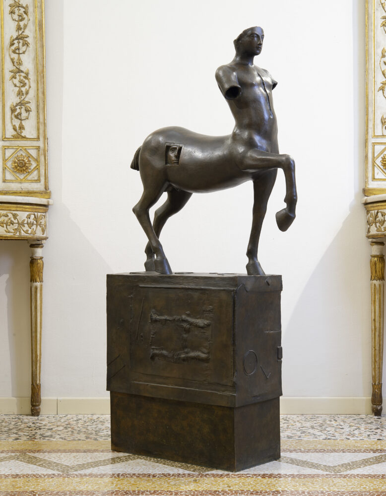 Lotto 29 Igor Mitoraj "Centauro" 1987, bronzo cm 139x70x25,5 Firmato e numerato 2/6 Venduto: € 125.000