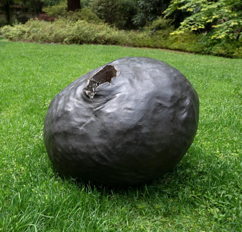 Lotto 75 Lucio Fontana (Rosario 1899 - Comabbio 1968) "Concetto spaziale, Natura" 1959-1960, bronzo, cm 39x50x45 Valutazione € 500.000 - 700.000