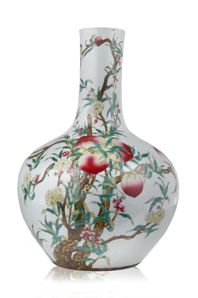 Lotto 95  Grande vaso tianqiuping decorato a pesche e pipistrelli, marchio apocrifo Qianlong Cina, fine Dinastia Qing (h. 54 cm.) Venduto € 27.500