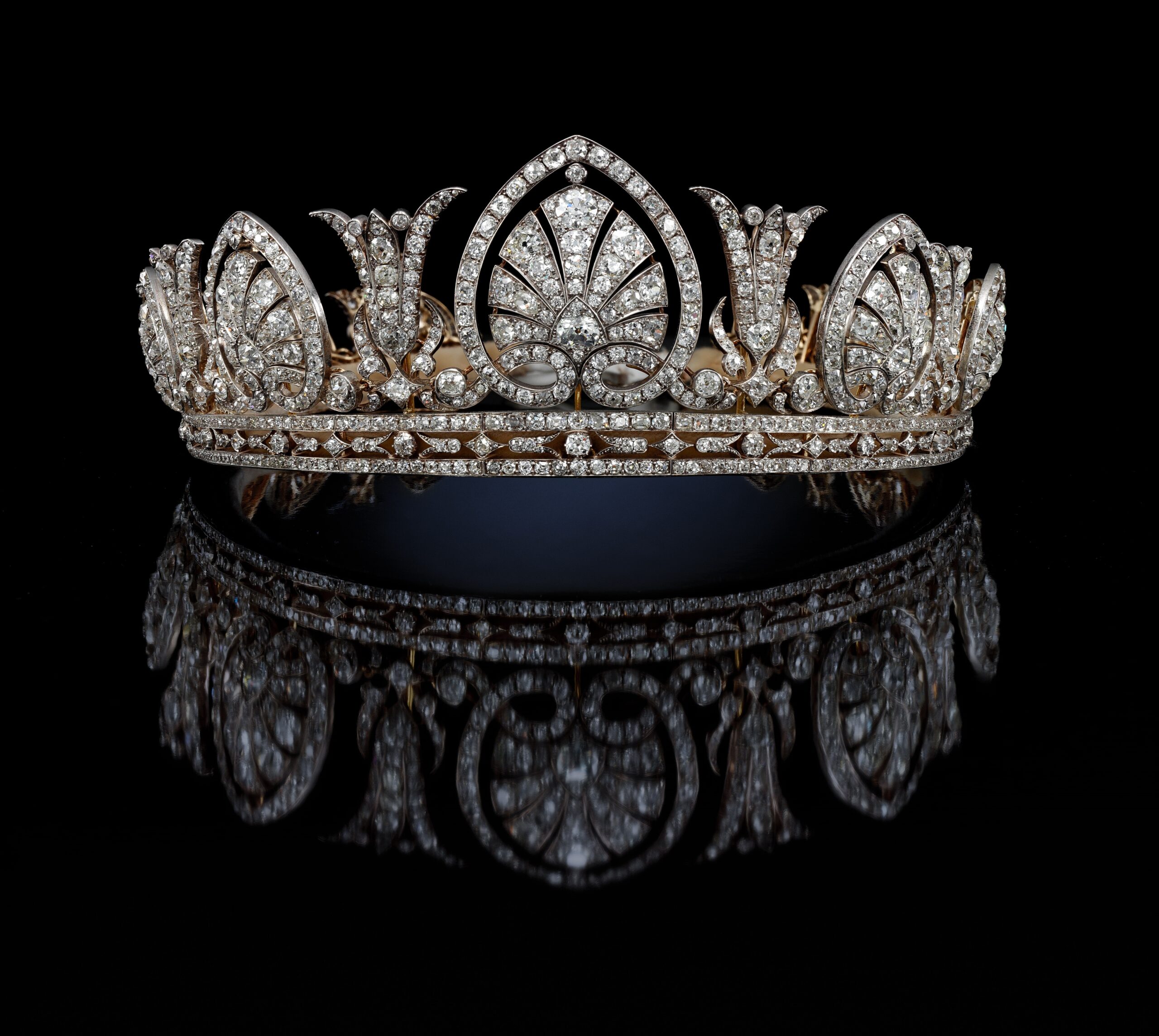 Sotheby’s espone le tiare della corona britannica: da Lady D alla Regina Vittoria