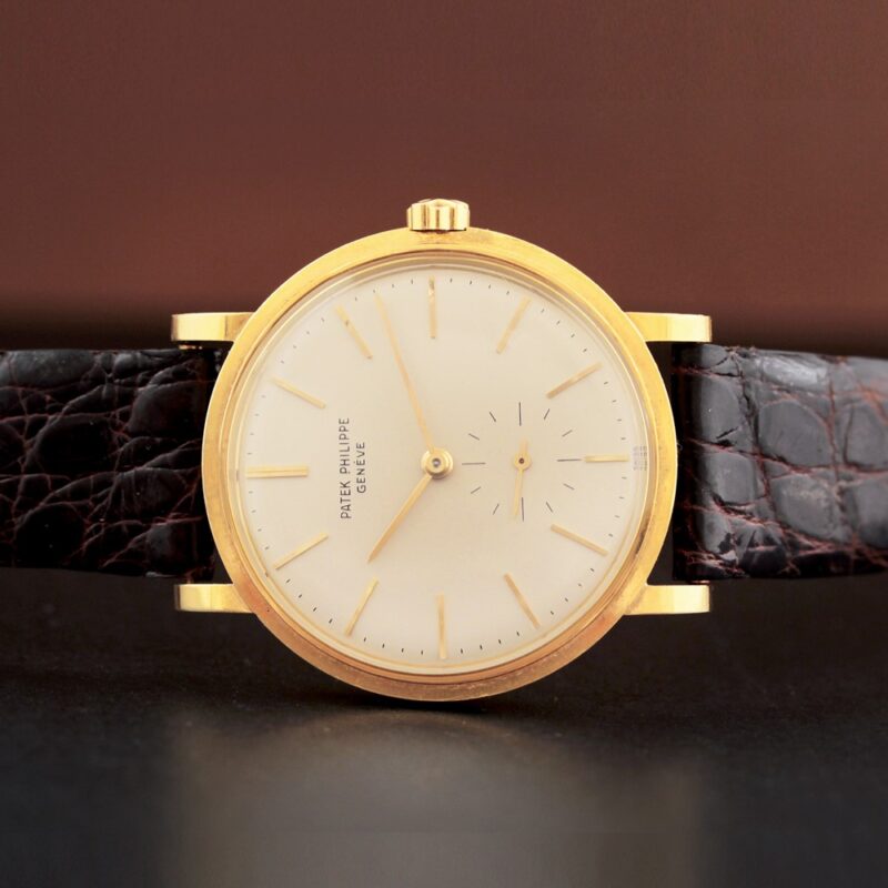 Raffinato orologio da polso a carica automatica in oro giallo 18 carati con fondello avvitato e fibbia originale in oro Accompagnato da una scatola Patek Philippe. Realizzato intorno al 1960 DIAMETRO: 35 mm In ottime condizioni