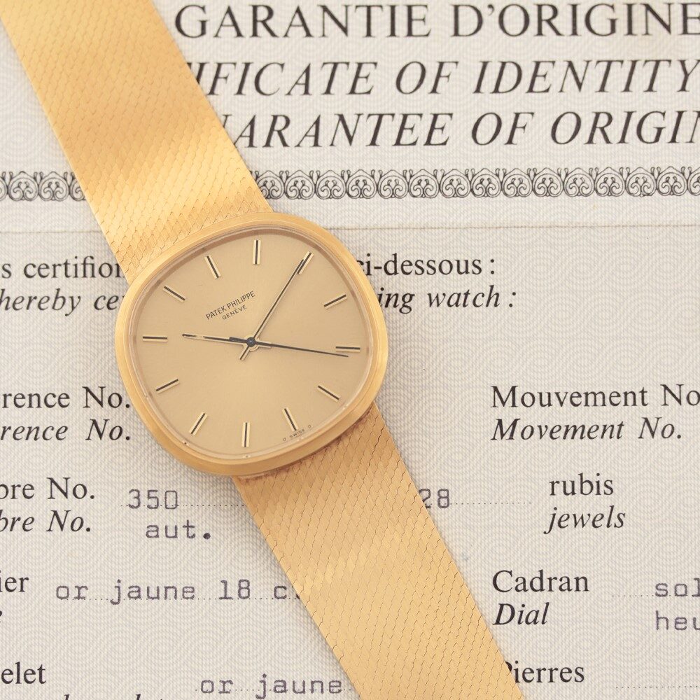 Raffinato orologio da polso "carré galbé", a carica automatica, in oro giallo 18 carati con bracciale integrato Patek Philippe in oro giallo 18 carati. Prodotto intorno al 1970. Accompagnato da Certificato di Origine e scatola originale DIAMETRO: 36 mm