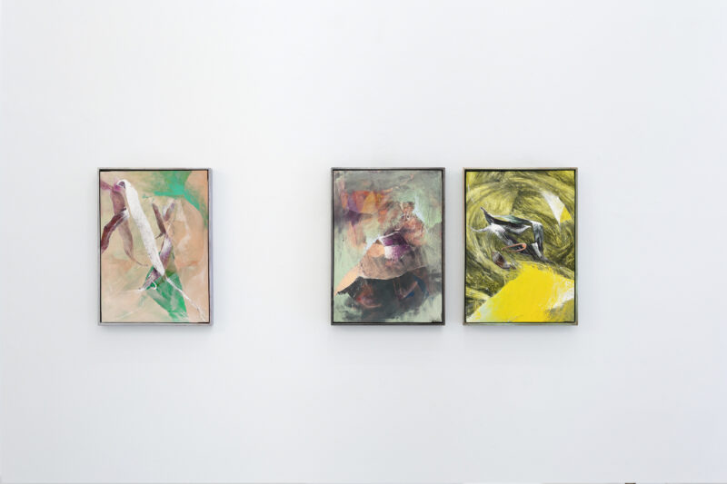 Da sinistra: Andrea Martinucci, “L’esistenza minuta”, 2021, acrilico e grafite su tela con cornice in legno sublimata, 48x68x5,5 cm. Andrea Martinucci, “Grattacieli con alberi”, 2022, acrilico e grafite su tela con cornice in legno sublimata, 48x68x5,5 cm. Andrea Martinucci, “Tu ridevi io fumavo”, 2021, acrilico e grafite su tela con cornice in legno sublimata, 48x68x5,5 cm. © l’artista e Renata Fabbri arte contemporanea, Milano. Foto: Alberto Fanelli.