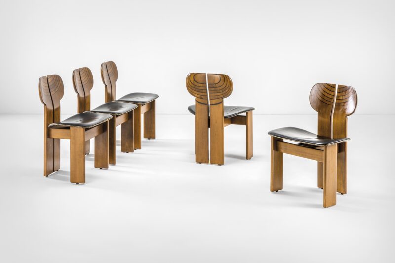 Afra e Tobia Scarpa Cinque sedie mod. Africa della serie Artona Struttura in legno e sedile in compensato curvato rivestito in pelle. Prod. Maxalto, Italia, 1970 ca. Stima: 10.000 - 15.000 € Venduto a: 35.000 €