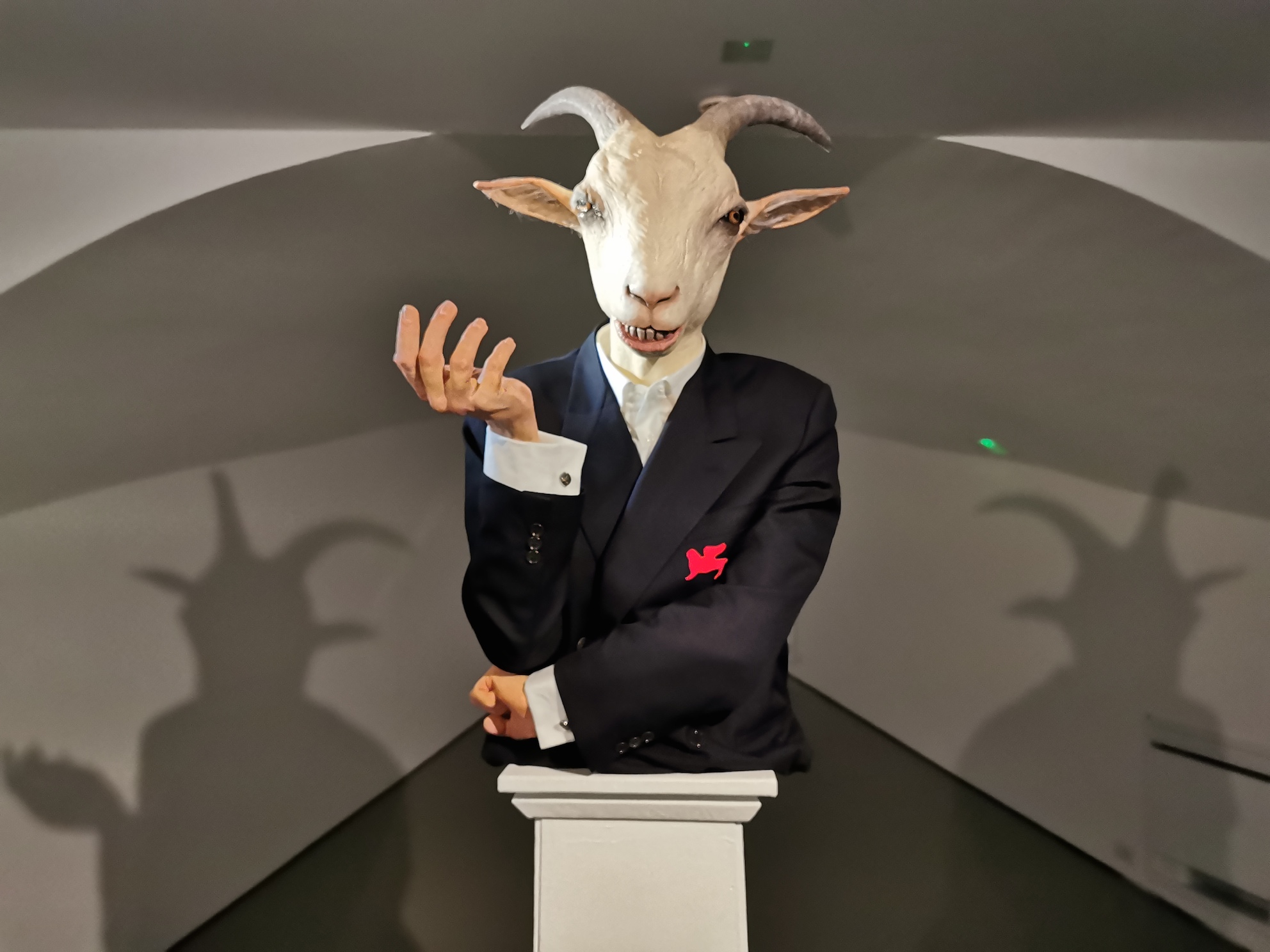 Sgarbi, la capra e gli apocalittici. Immagini dalla mostra alla Galleria Civica di Trento