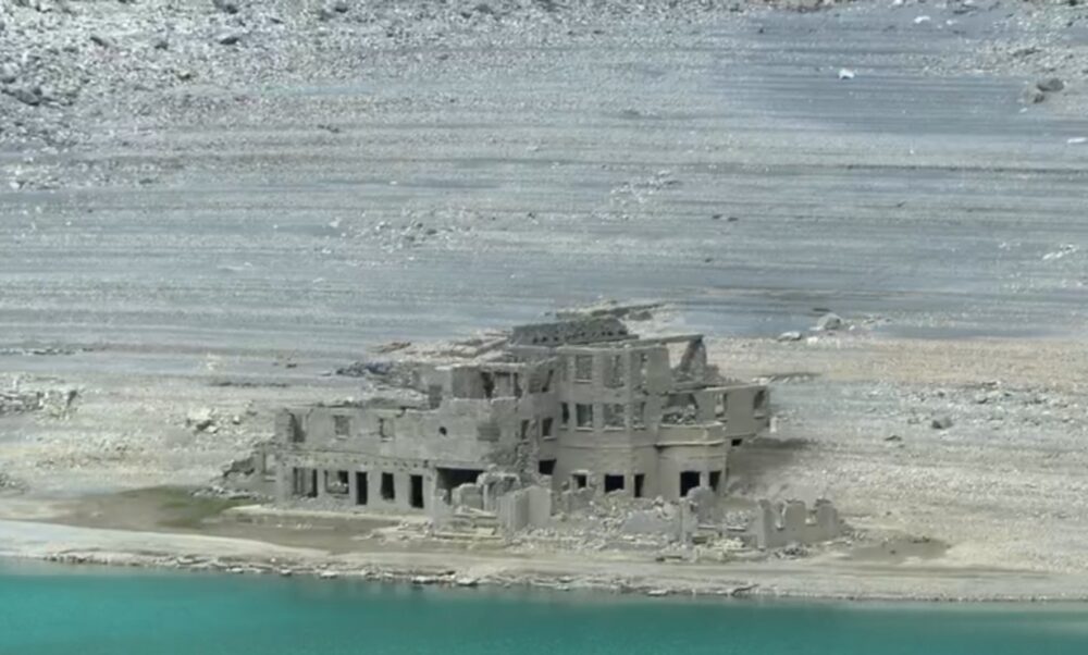 I resti degli edifici emersi con la siccità nell'invaso del Lago di Carcano