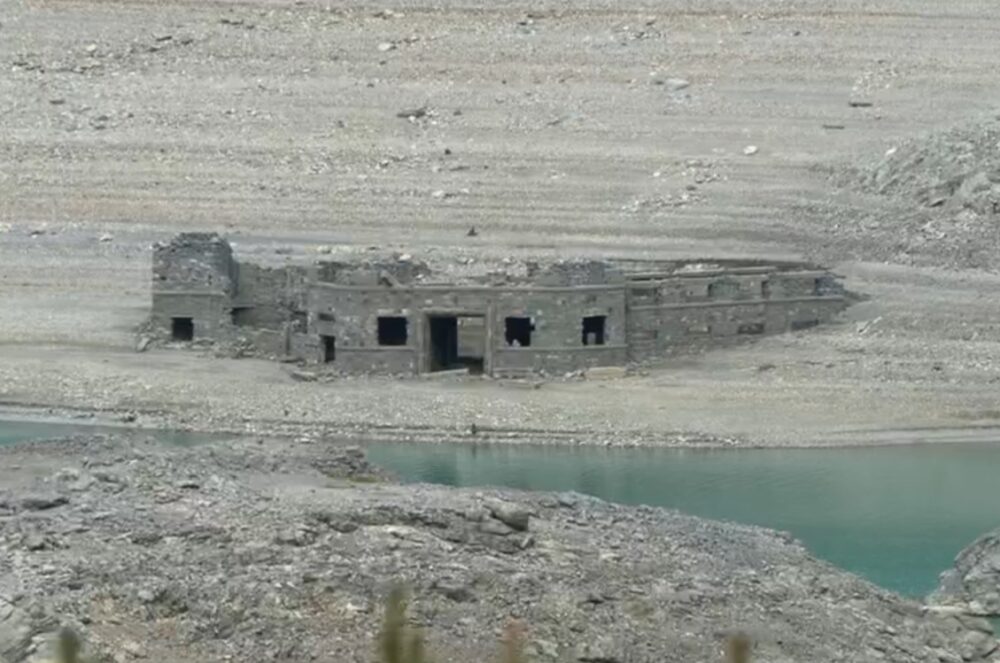 Natura creativa: i resti degli edifici emersi con la siccità nell'invaso del Lago di Carcano