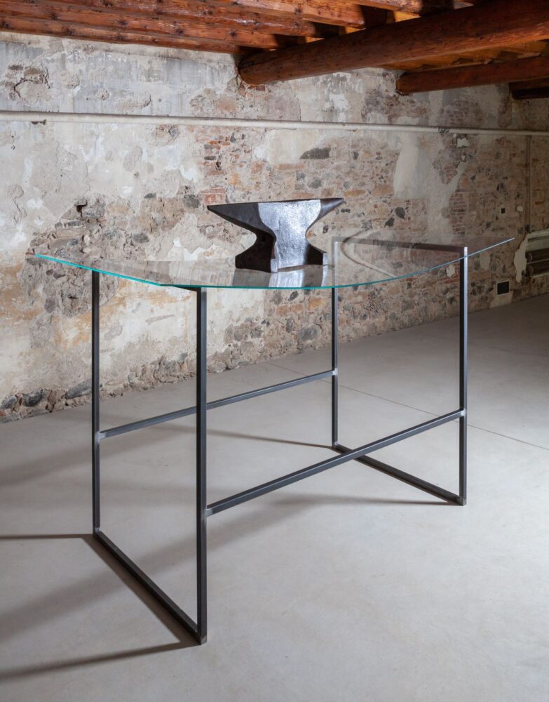Installation view “Il vuoto senza misura”, Arcangelo Sassolino, 2022, foto Luca Peruzzi, courtesy Atipografia Arzignano, Vicenza