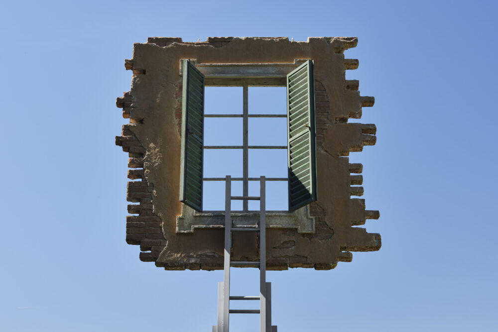 A Firenze, a Villa San Michele, A Belmond Hotel, Florence, l'artista argentino Leandro Erlich presenta “Window & Ladder”