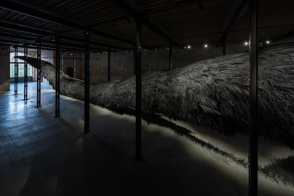 Muhannad Shono racconta l’installazione monolitica alla Biennale di Venezia