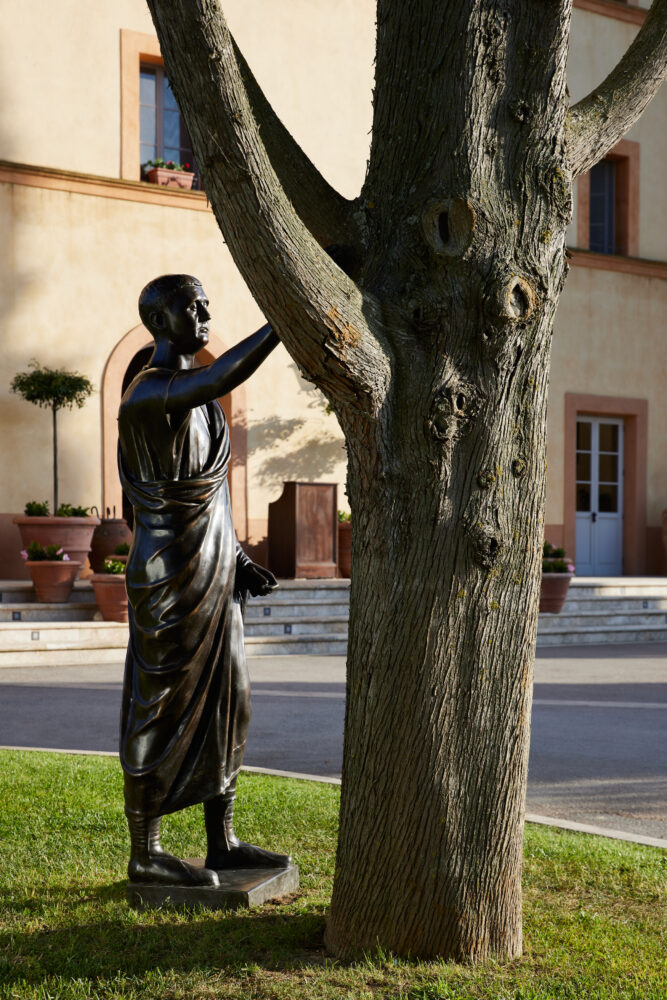il Castello di Casole, A Belmond Hotel, Tuscany ospita quattro sculture in bronzo raffiguranti gli Etruschi dell'artista italiano Michelangelo Pistoletto
