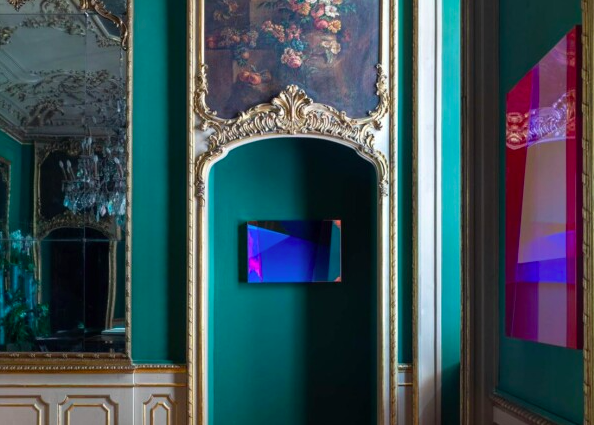 Un gioco di specchi e luci: la nuova mostra di Matteo Negri a Torino
