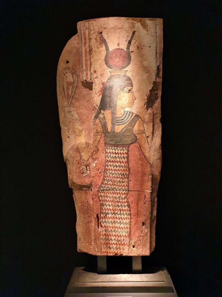 Sarcofago rappresentante la dea Isis