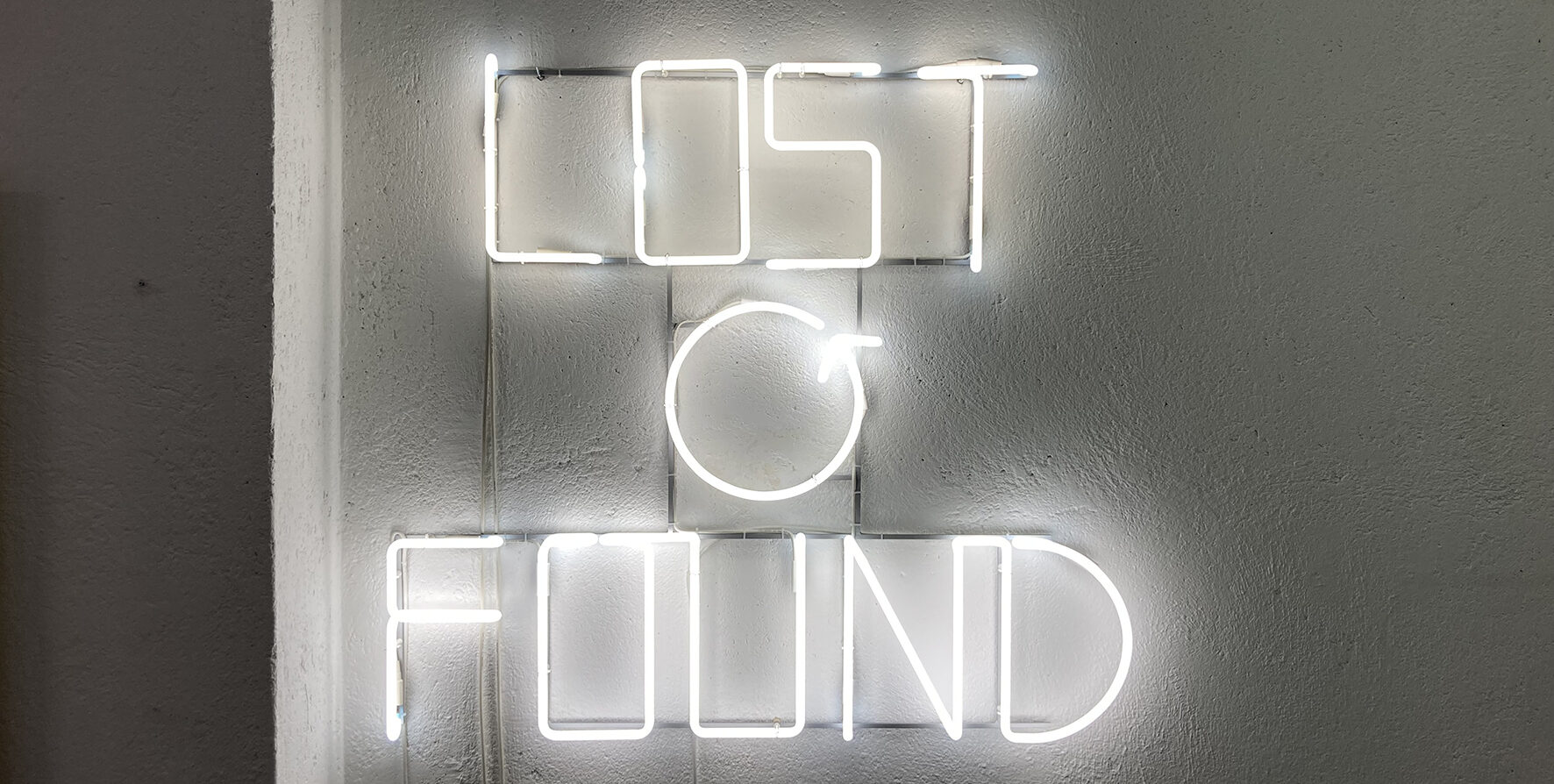 Lost and found. Il neon di Massimo Uberti illumina il muro esterno di Casa Sponge, a Pergola