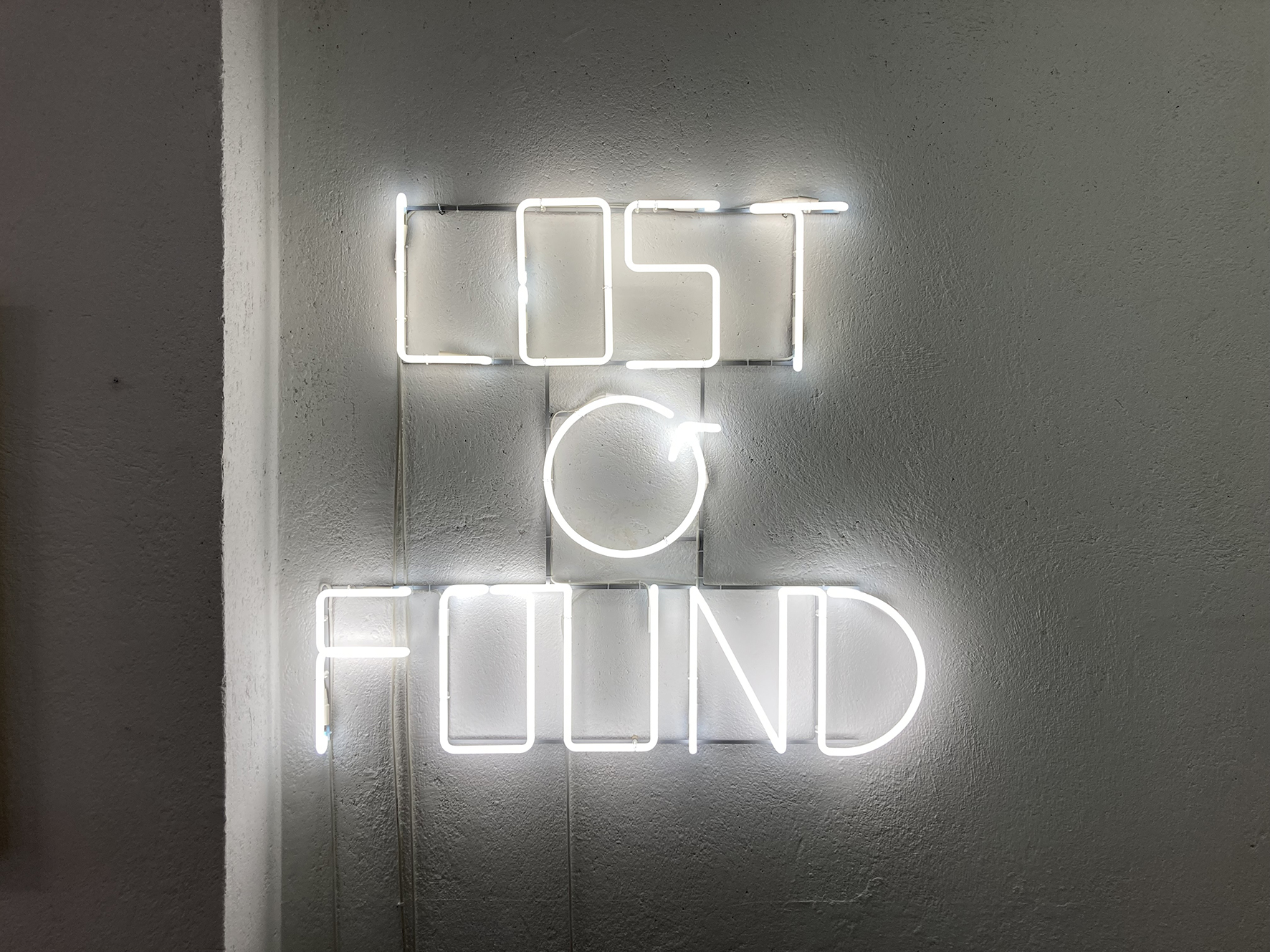 Lost and found. Il neon di Massimo Uberti illumina il muro esterno di Casa Sponge, a Pergola