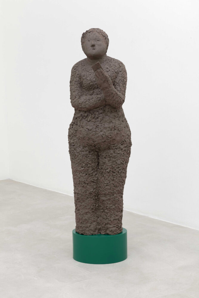 Judith Hopf, Phone User, 1, 2021; terracotta, acciaio, 165 × 46 × 34 cm. Courtesy l'artista e kaufmann repetto, Milano – New York. Foto: Andrea Rossetti