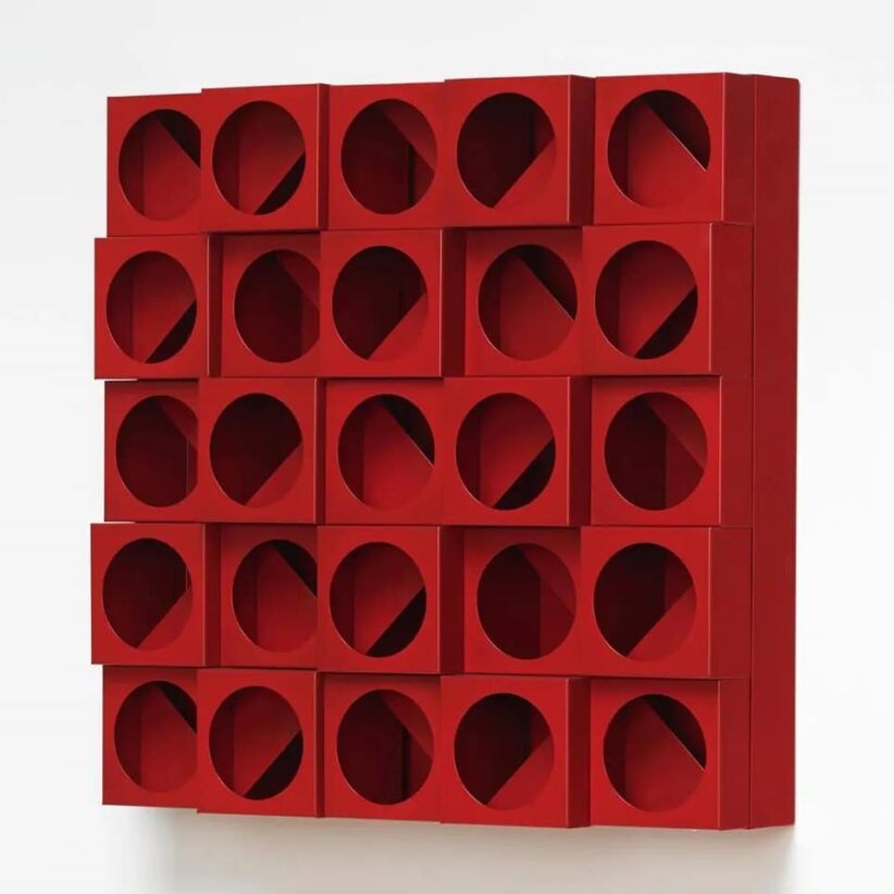 Paolo Scheggi, Inter-ena-cubo, 1970, moduli di alluminio smaltato rosso, 51x51x13 cm