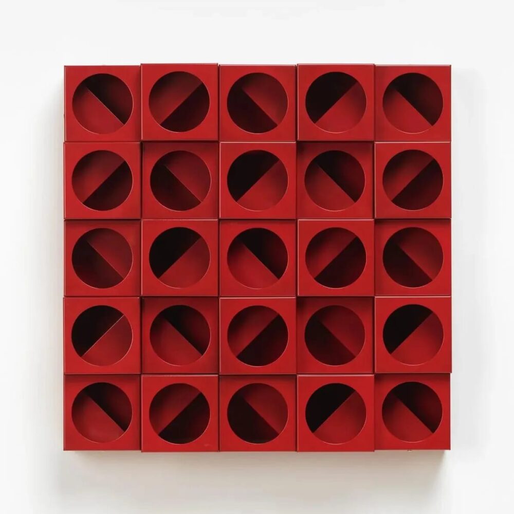 Paolo Scheggi, Inter-ena-cubo, 1970, moduli di alluminio smaltato rosso, 51x51x13 cm